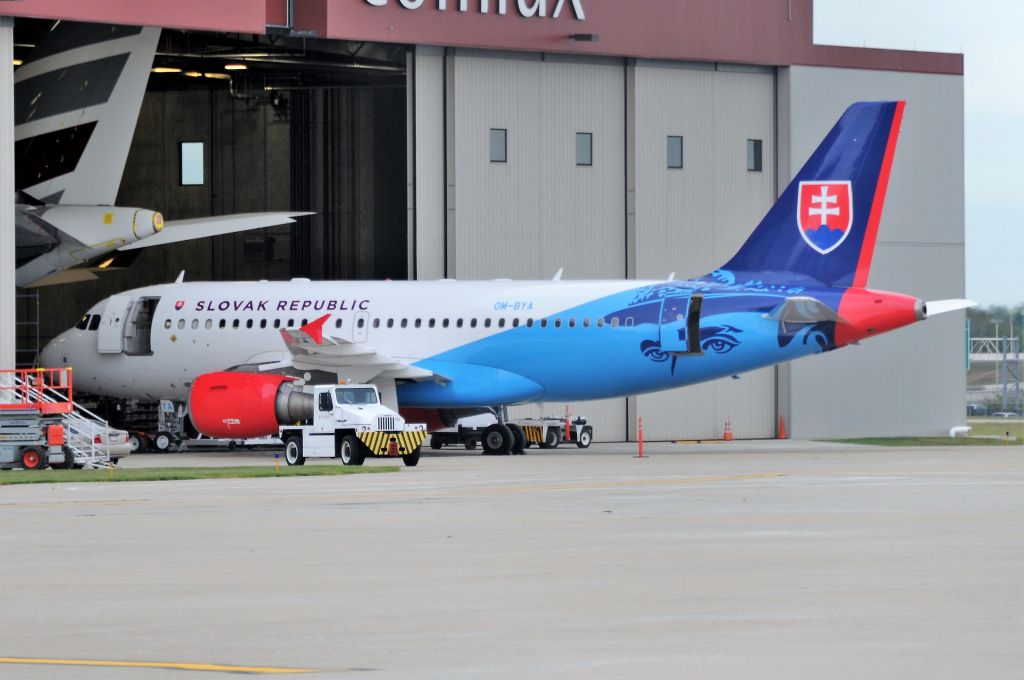 Airbus A319 (OM-BYA)