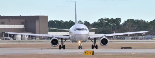 Airbus A319 (N833UA)