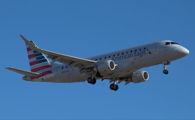 Embraer 175 (N246NN) - LANDING AT KDSM ON RUNWAY 23