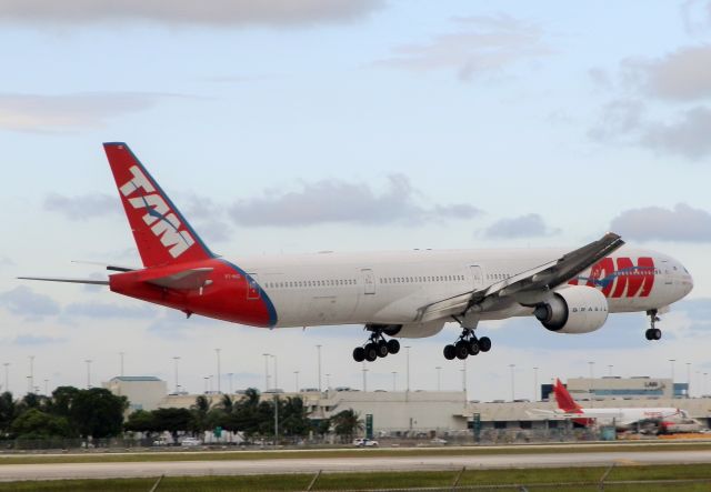 BOEING 777-300 (PT-MUC)