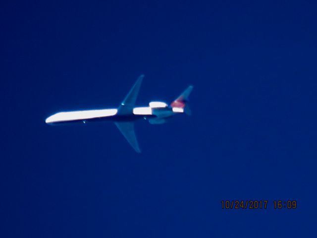 McDonnell Douglas MD-90 (N927DN)