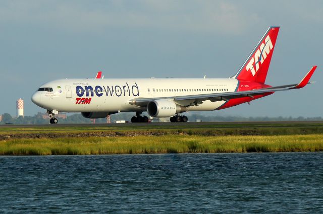 BOEING 767-300 (PT-MOC) - TAM 8165 taxiing for departure back to Sao Paulo