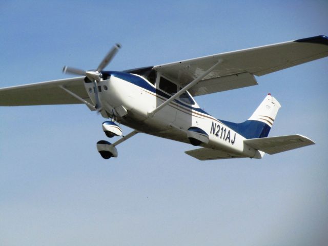 Cessna Skylane (N211AJ) - taking off RWY 24