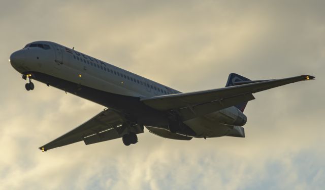 Boeing 717-200 (N939AT) - Late afternoon arrival of the final production Boeing 717