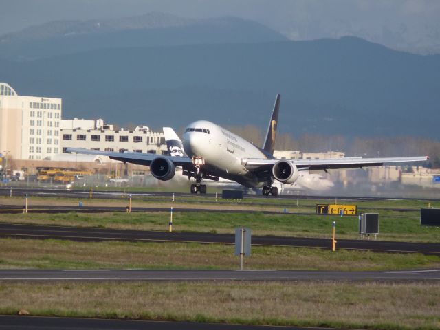 BOEING 767-300 (N325UP) - Touch down on 28L.