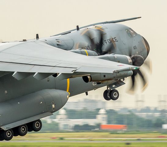 ZM400 — - Royal Air Force A400 departs YYZ from runway 33L