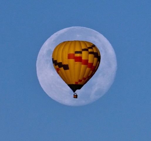 — — - Hot Air Balloon flying past Super Moon. Photo not altered. Taken in Sedona, Arizona, November 2017