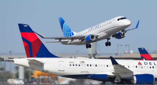 EMBRAER 175 (long wing) (N621UX) - phoenix sky harbor international airport 16OCT21