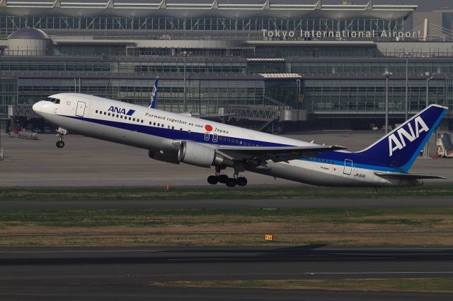 BOEING 767-300 (JA611A)