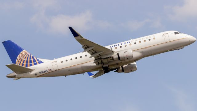 Embraer 175 (N742YX)