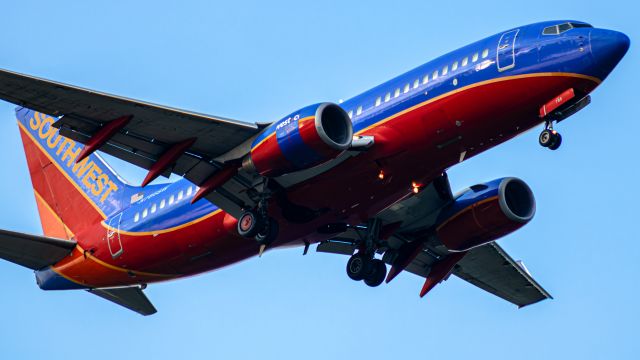 Boeing 737-700 (N786SW) - One of Southwest's oldest 737s arriving just before the sun disappears. Sporting a spare cover!