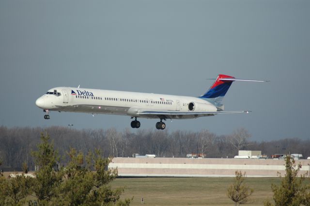 McDonnell Douglas MD-88 (N977DL) - short final on 18L early morning about 24 degress 30.17, winds were clam, info wisky