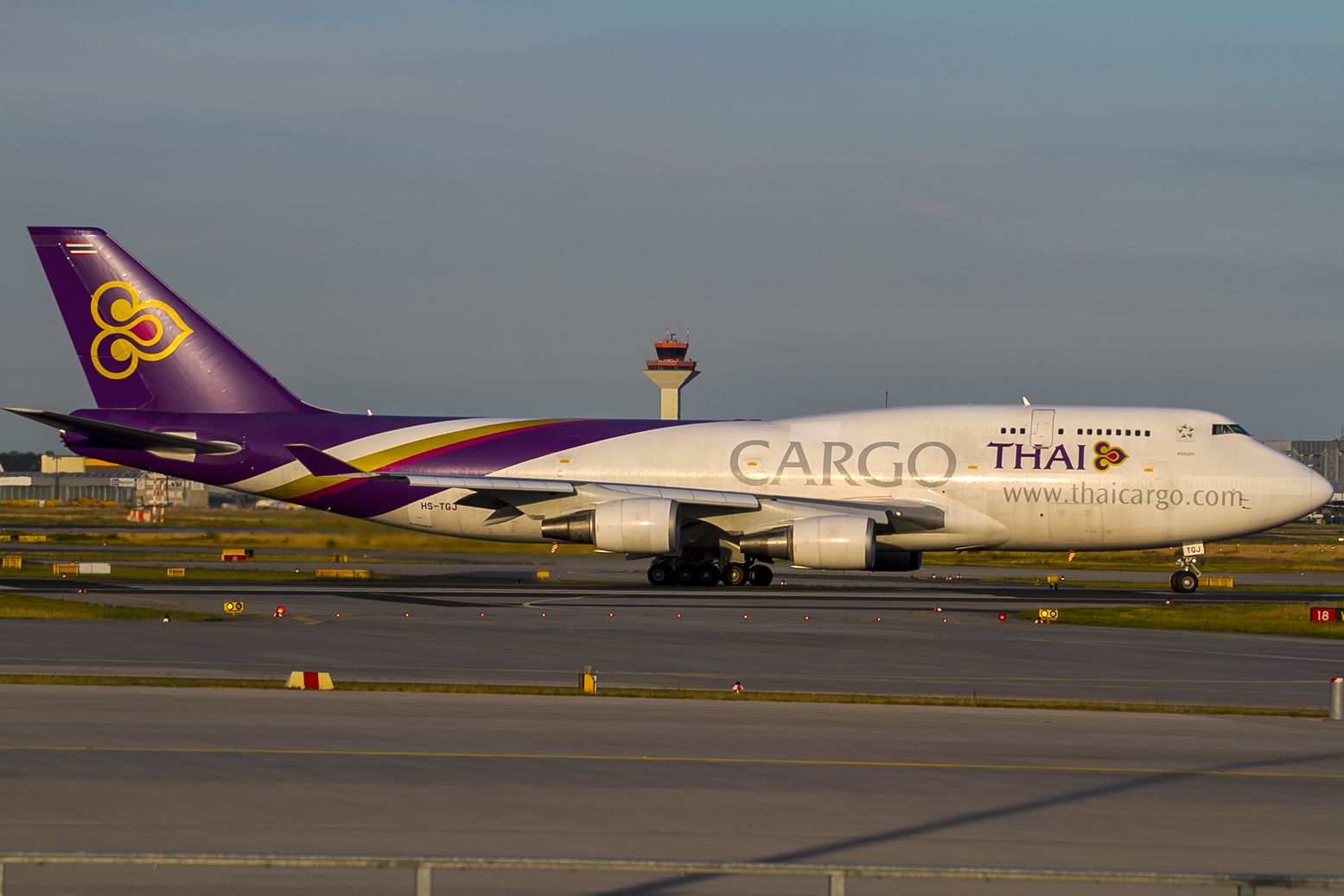 Boeing 747-400 (HS-TGJ) - evening, Rwy 18