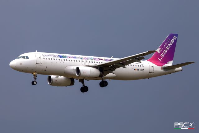 Airbus A320 (YR-BUZ)