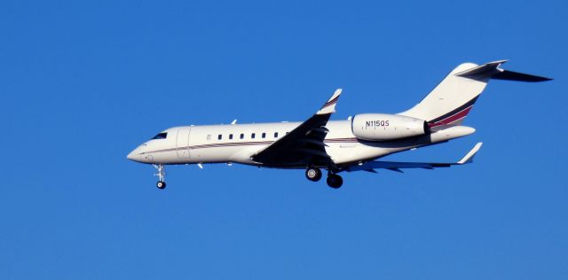 Bombardier Global 5000 (N115QS) - About to touch down is this 2015 Bombardier Global Express 5000 in the Autumn of 2023.