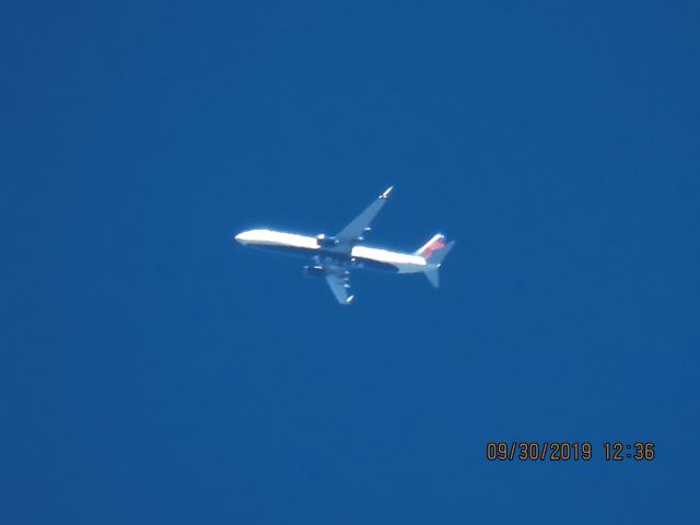 Boeing 737-900 (N858DZ)