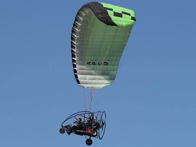 Unknown/Generic Glider (UNKNOWN) - 27/06/2020: At around 08:00 spotted a dozen of powrred paragliders manuevered around the runways at Ben-Gurion A/P, and several were close enough for a good focal.