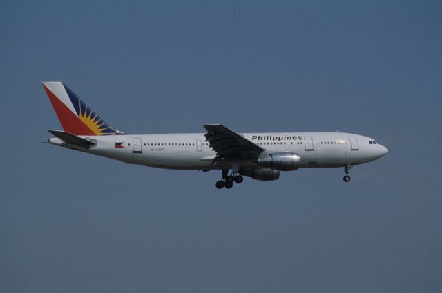 Airbus A300F4-200 (RP-C3003) - Final Approach to Narita Intl Airport Rwy16 on 1990/03/11