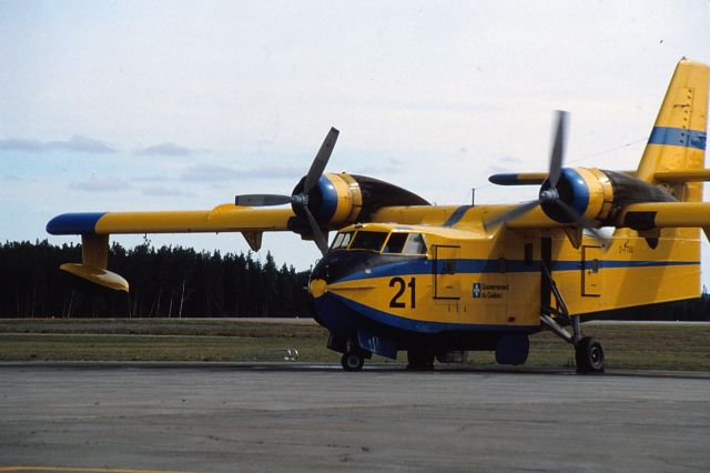 — — - A CYVO cet avion se préparant à partir. C'était au début des années 1980. Maintenant ces bombardiers d'eau ne portent plus de bandes bleues, elles sont rouges. Il y a aussi 3 chiffres au lieu de 2.Ex: 231