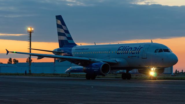 Airbus A319 (SX-EMB)