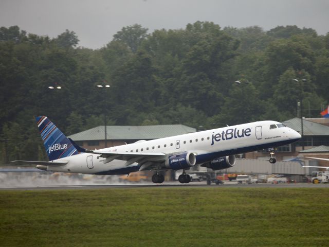 Embraer ERJ-190 (N334JB) - Take off runway 16.