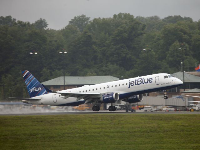 Embraer ERJ-190 (N334JB) - Take off runway 16.