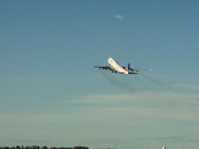 Boeing 747-400 (N120UA)