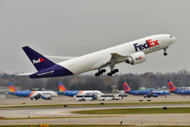 BOEING 777-200LR (N873FD)