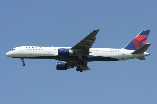 Boeing 757-200 (N680DA) - June 25, 2010 - one of many Delta at Detroit 