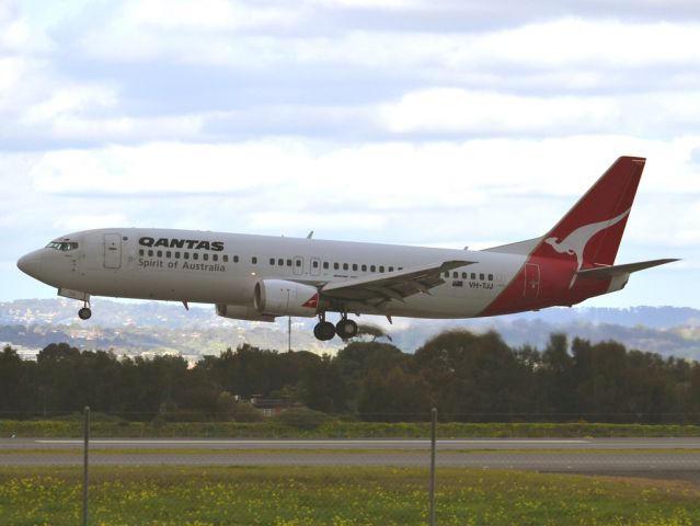 BOEING 737-400 (VH-TJJ) - About to put down on runway 05. Thursday 12th July 2012.