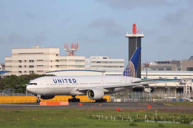 Boeing 777-200 (N217UA)