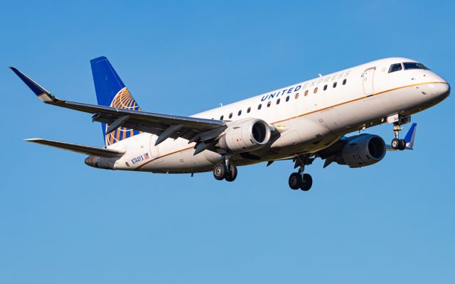 EMBRAER 175 (long wing) (N744YX)