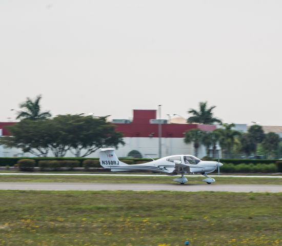 Diamond Star (N350RJ) - 3/12/2019 Playing with my camera at FMY airport...