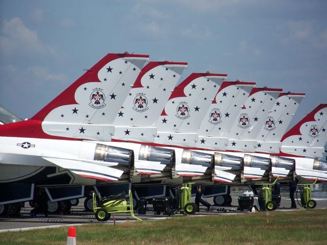 Lockheed F-16 Fighting Falcon (AWEF) - The USAF Thunderbirds tails at Sun n Fun.