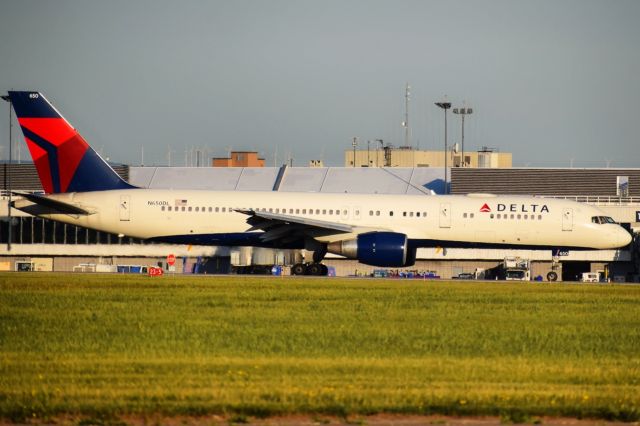 Boeing 757-200 (N650DL) - Year: 1989br /Make: Boeing br /Model: 757-200 VIPbr /Opby: Delta Air Lines br /br /Route: CYUL --> KBUF (06-17-21)