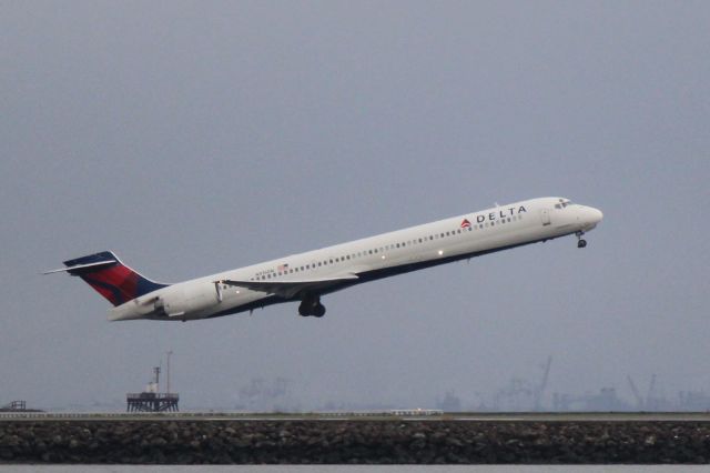 McDonnell Douglas MD-90 (N915DN)