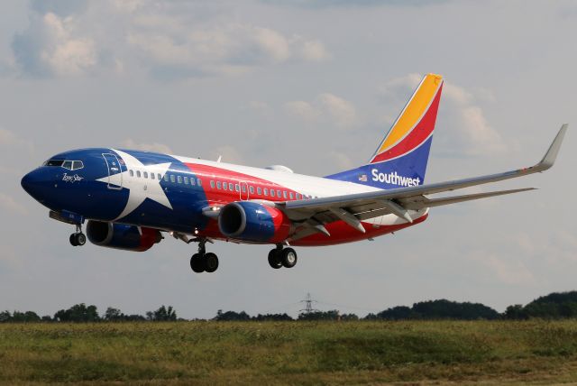 N931WN — - Lone Star One landing 6L 