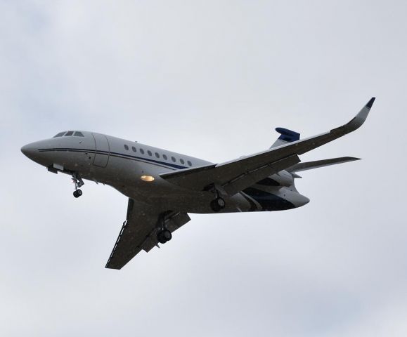 Dassault Falcon 2000 (N78FJ) - Short final for runway 08 on this cloudy flurry day.