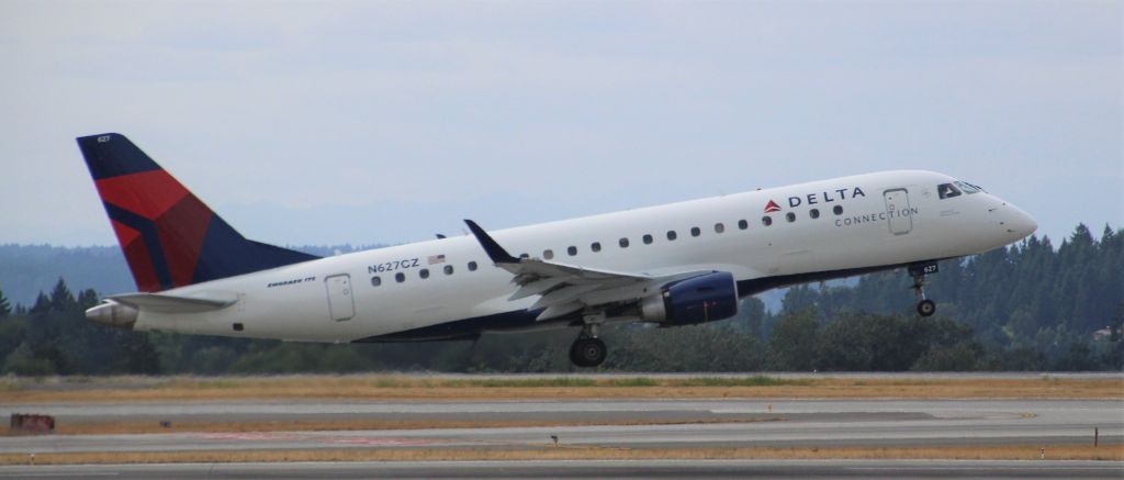 Embraer 175 (N627CZ)