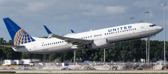 Boeing 737-700 (N76502)