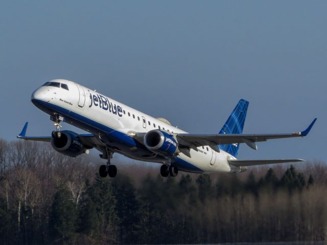 Embraer ERJ-190 (N266JB) - JetBlue 116 departing for JFK on 11/29/2020 (spotted from Tuskegee Road) 