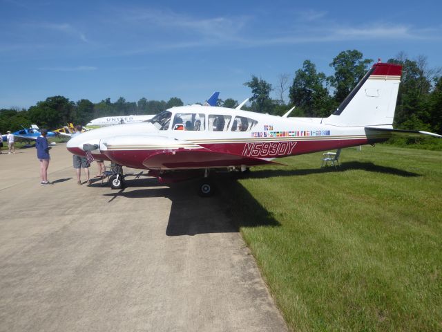 Piper Aztec (N5930Y)