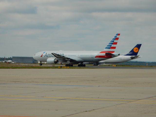 Boeing 777-200 (N758AN)