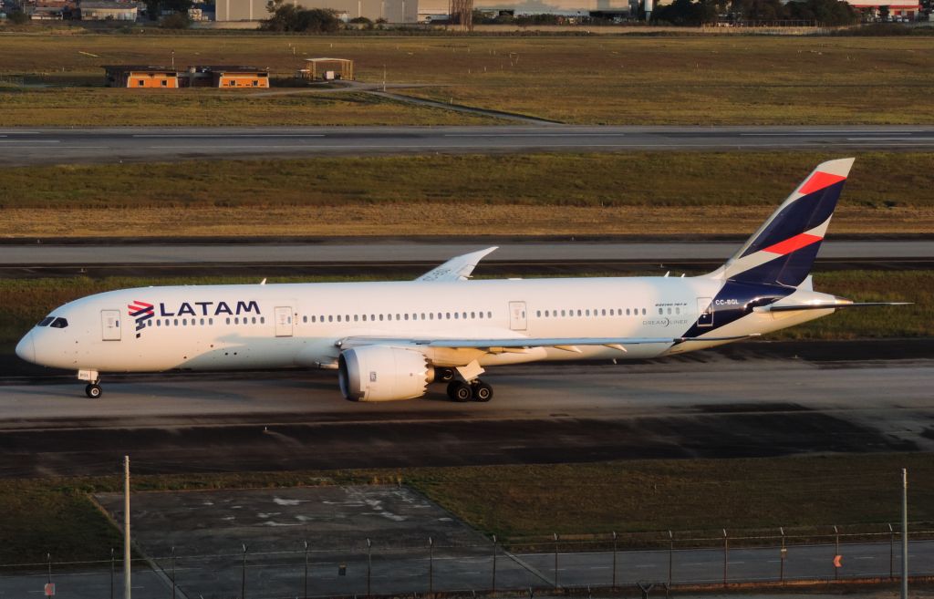 Boeing 787-8 (CC-BGL)
