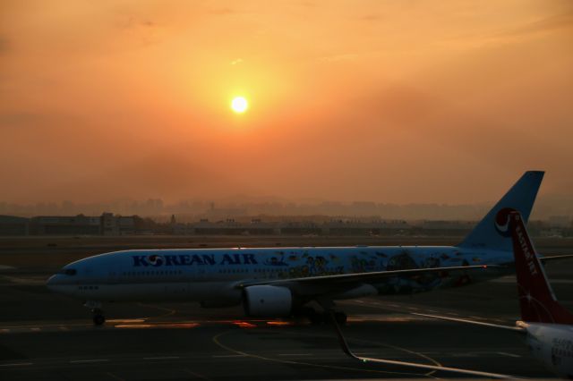 Boeing 777-200 (HL7766) - Seoul Gimpo Int`l Airport Domestic Terminal Landside Observatory.