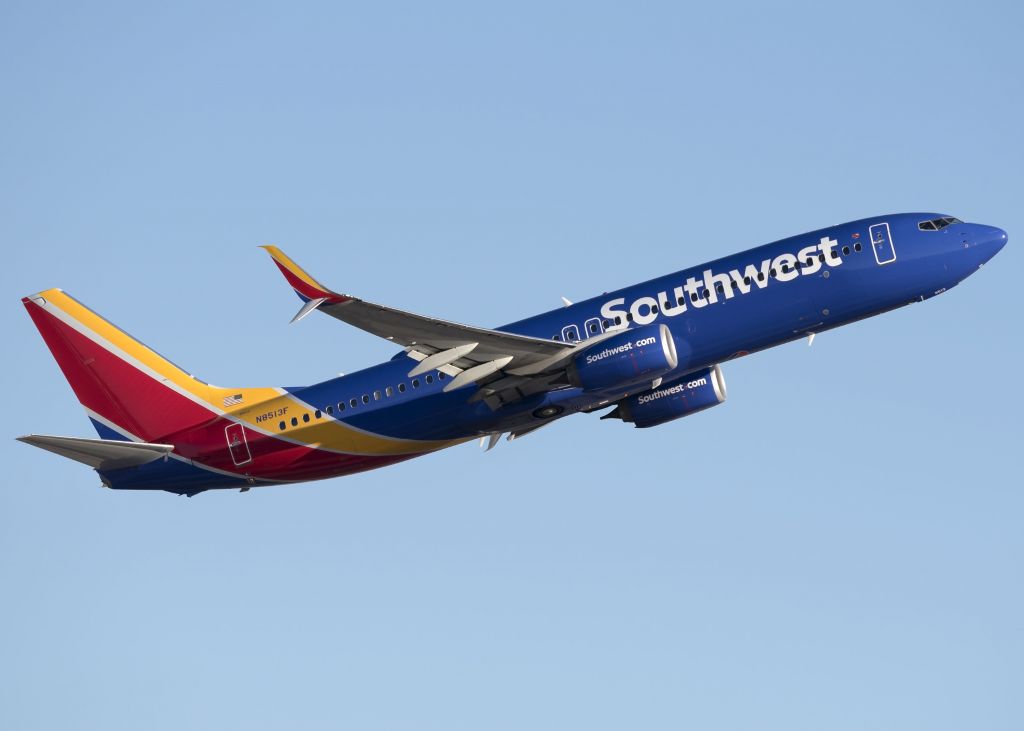 Boeing 737-800 (N8513F)