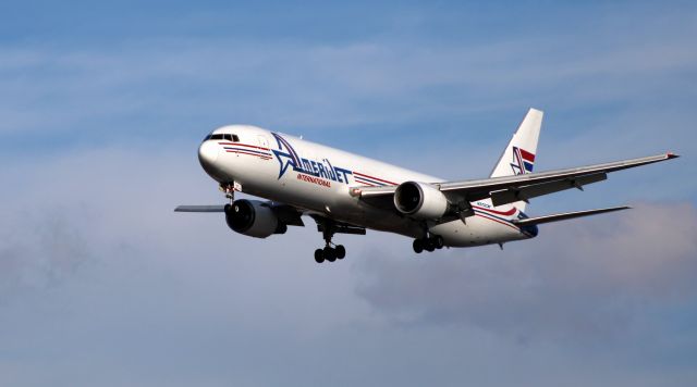 BOEING 767-300 (N373CM) - On final is this 1990 AmeriJet International Beoing 767-338 from the Autumn of 2020.