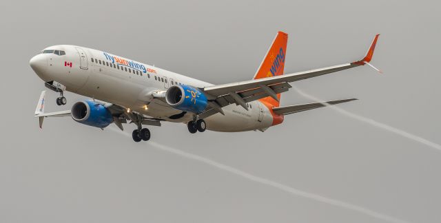 Boeing 737-800 (C-FTOH)