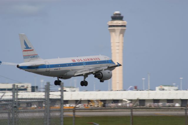 Airbus A319 (N744P)