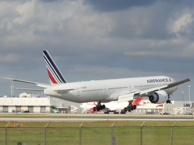 BOEING 777-300ER (F-GZNP)